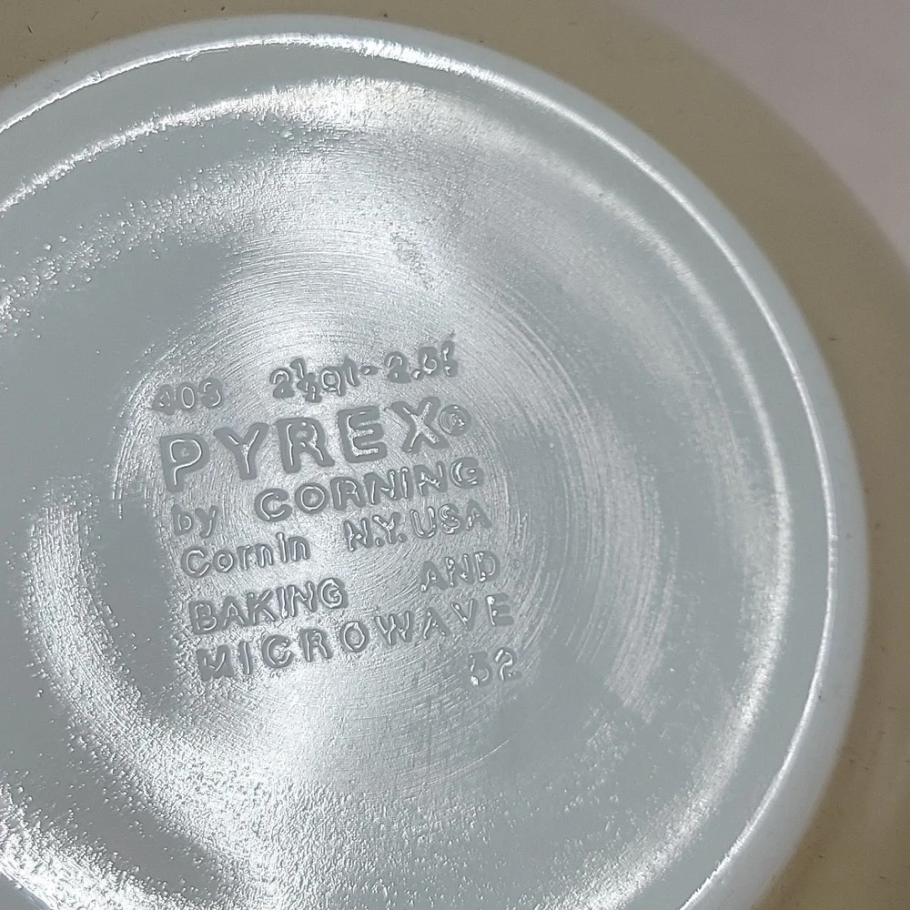 Pyrex 403 Homestead Mixing Bowl, 2 1/2 qt - Picture 4 of 6